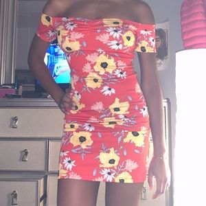 Floral print of the shoulder dress